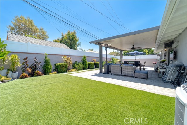 8326 Sanger Avenue, Whittier CA: https://media.crmls.org/medias/e64ea13a-7391-445a-be12-4499b08f2ff3.jpg