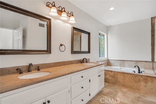 19900 Mariposa Creek Way Way, Porter Ranch CA: https://media.crmls.org/medias/e64ecd2d-01b9-411f-99d4-abd996d62fa2.jpg
