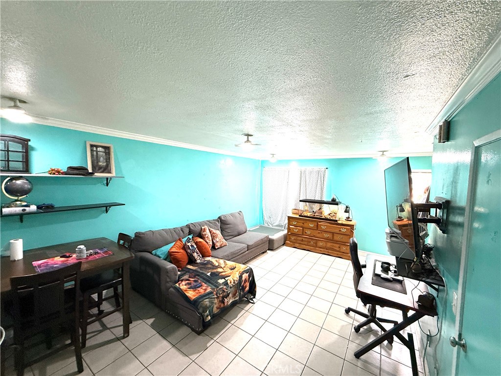 https://media.crmls.org/medias/e6504abe-f625-495b-b0eb-8495ea1012be.jpg?preset=X-Large