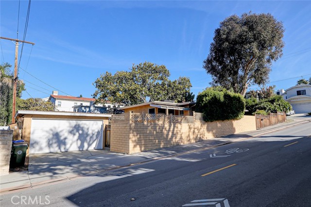 2501 Elm Avenue, Manhattan Beach, California 90266, 2 Bedrooms Bedrooms, ,1 BathroomBathrooms,Residential,Sold,Elm,PV24008835