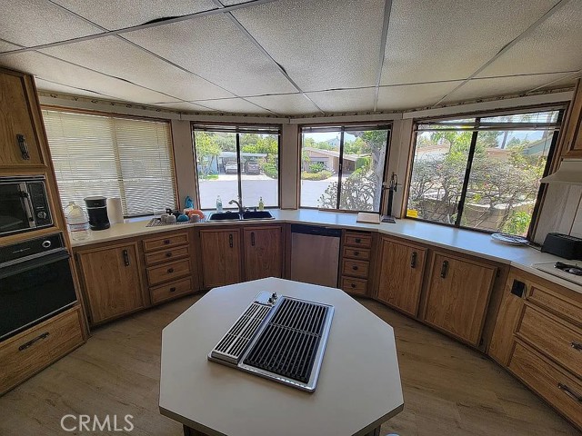 18 Tahquitz Court, Camarillo CA: https://media.crmls.org/medias/e6539e10-5f62-4daf-89b0-0622039987bc.jpg