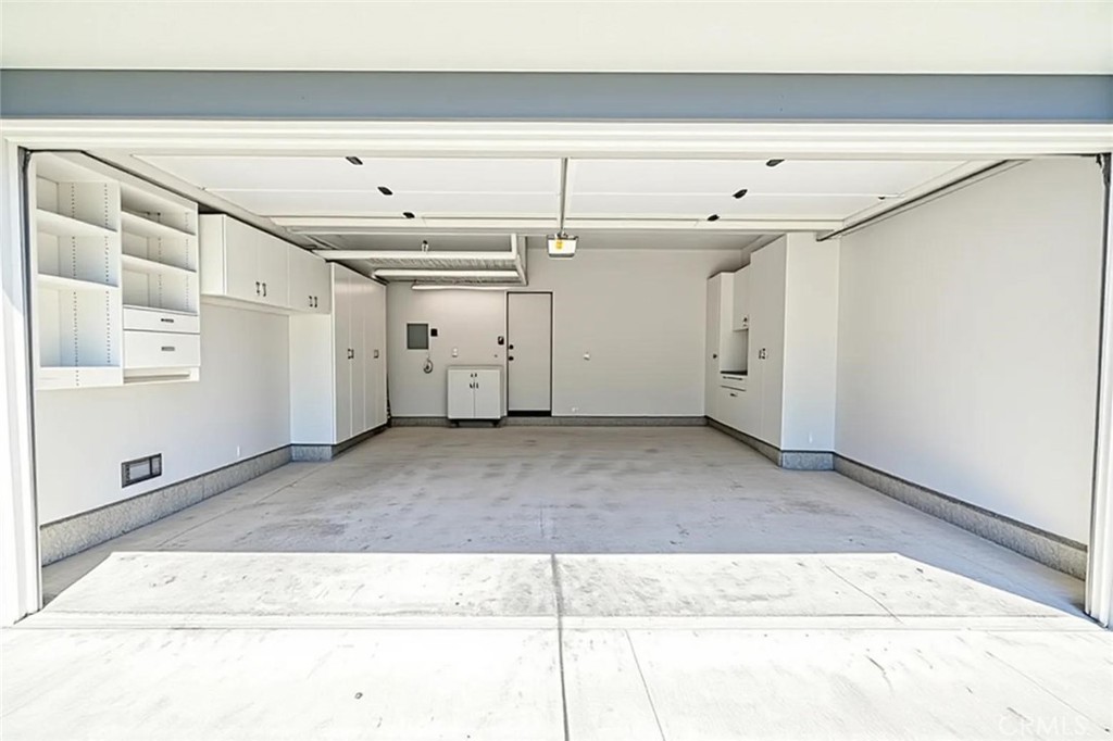 https://media.crmls.org/medias/e65461a9-7e56-46de-8d72-f8d67ef93b26.jpg?preset=X-Large