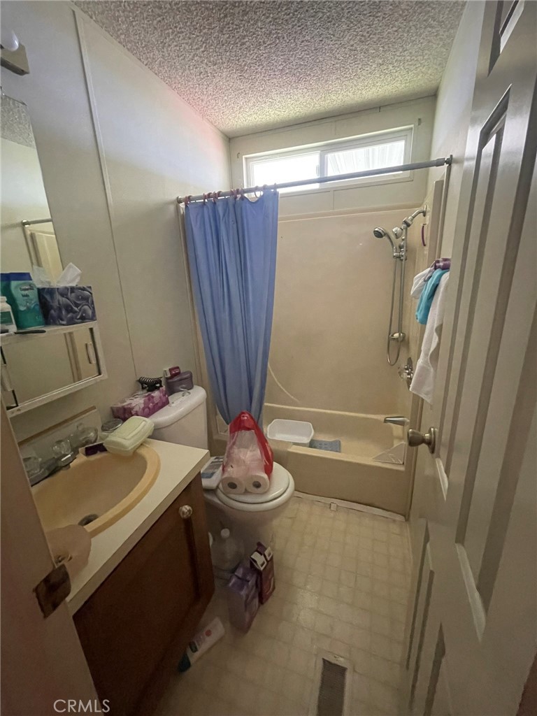 https://media.crmls.org/medias/e655d790-0c62-40b0-bd08-6214502a5e1c.jpg?preset=X-Large