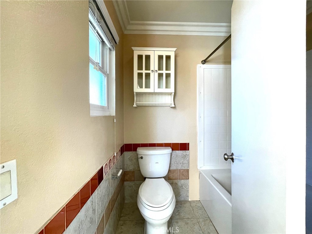 https://media.crmls.org/medias/e6565332-3632-41a6-8458-fd5d22a08e98.jpg?preset=X-Large