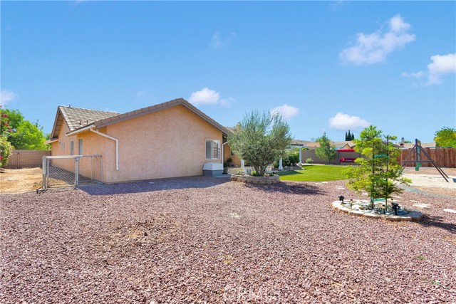 13950 High Falls Trail, Apple Valley CA: https://media.crmls.org/medias/e65669fd-4d1c-4acd-816a-ddaf15a58677.jpg