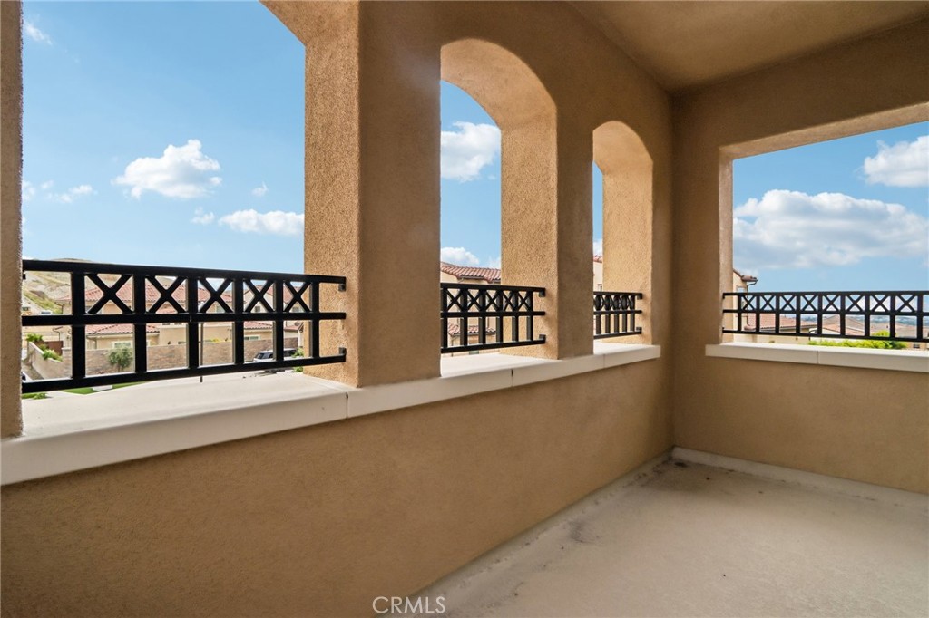 https://media.crmls.org/medias/e656ab2e-2e4d-4d17-8286-1114d091ff5b.jpg?preset=X-Large