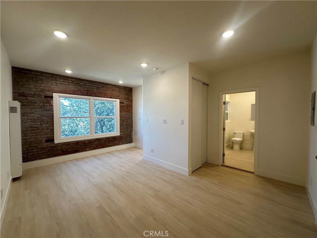 https://media.crmls.org/medias/e657d210-5d96-4ad9-890d-6493d3f5c546.jpg?preset=X-Large