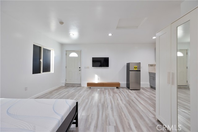 Detail Gallery Image 2 of 7 For 19140 Hartland, Reseda,  CA 91335 - 0 Beds | 1 Baths