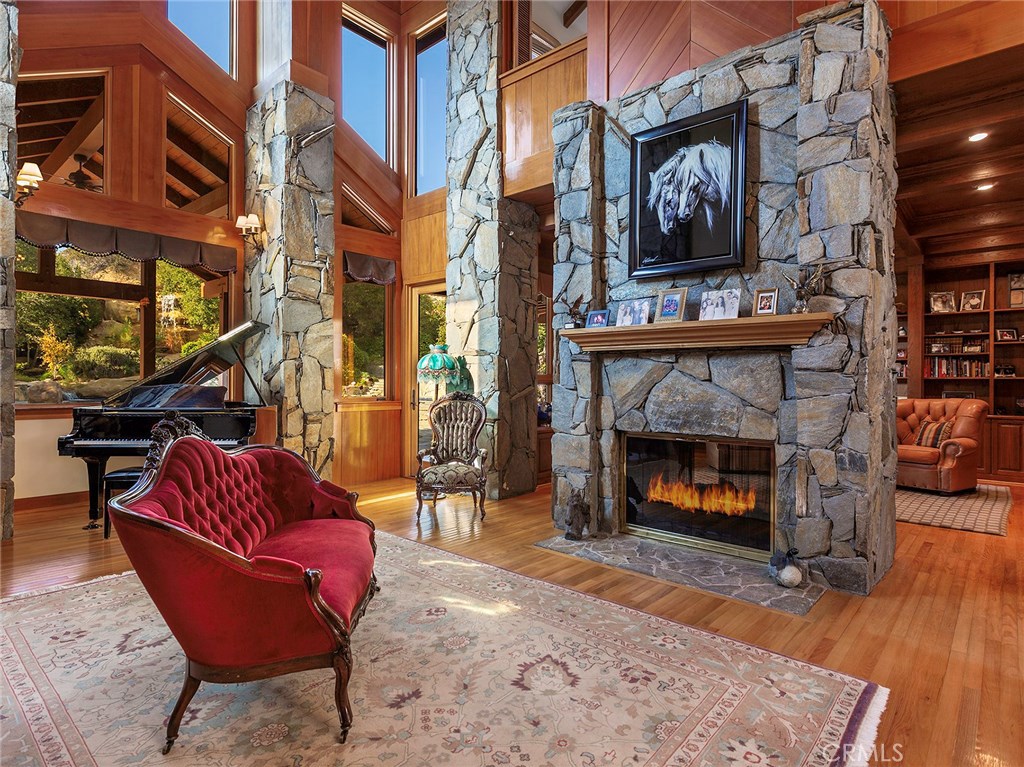 https://media.crmls.org/medias/e65a17f6-b8ff-48b7-baf2-1098b7bbf1c3.jpg?preset=X-Large