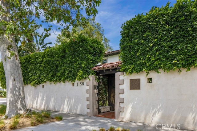 11159 La Maida Street, North Hollywood CA: https://media.crmls.org/medias/e65b7c99-73dc-41ca-8331-1a652f909278.jpg