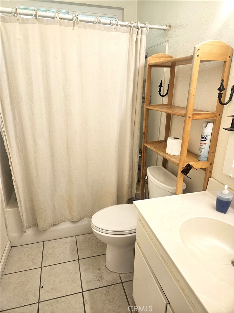 https://media.crmls.org/medias/e65b7d9e-148f-4465-bd51-9b4f85591a4e.jpg?preset=X-Large