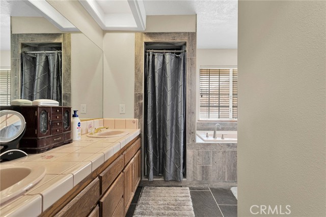 25733 Roundup Way, Apple Valley CA: https://media.crmls.org/medias/e65c543f-c071-41ef-b274-5a6a7f888e1b.jpg