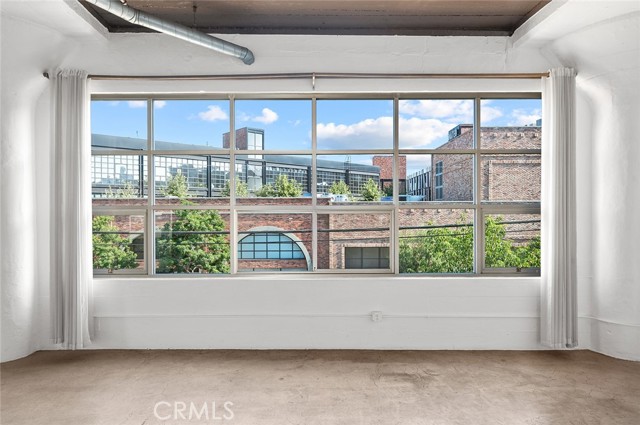 530 Molino Street, Los Angeles CA: https://media.crmls.org/medias/e6659bf1-1b0a-4d1c-b239-ba4613c53931.jpg