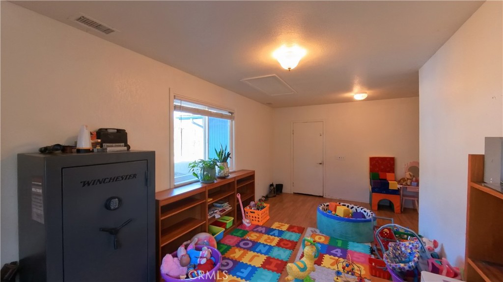 https://media.crmls.org/medias/e6679dcd-4f19-48f5-9e82-835f4e1fd95d.jpg?preset=X-Large