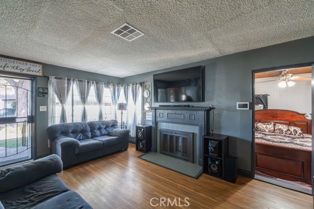 6933 Delta Avenue, Long Beach CA: https://media.crmls.org/medias/e6683860-0185-4912-b155-142b56b8025b.jpg