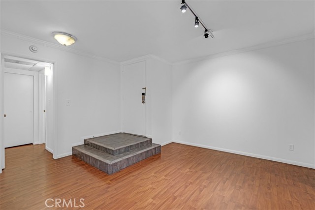 65 N Allen Avenue, Pasadena CA: https://media.crmls.org/medias/e66adba8-10fe-4e39-8738-9293e014587b.jpg