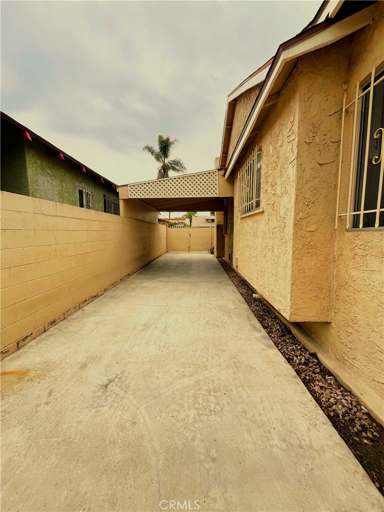 https://media.crmls.org/medias/e66c7f92-de07-4ce7-845e-303359741a4d.jpg?preset=X-Large