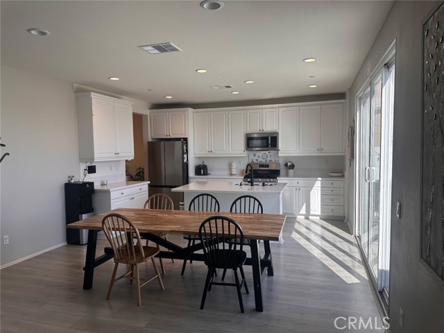 Detail Gallery Image 10 of 11 For 8883 Beacon Ave, Hesperia,  CA 92344 - 5 Beds | 2/1 Baths