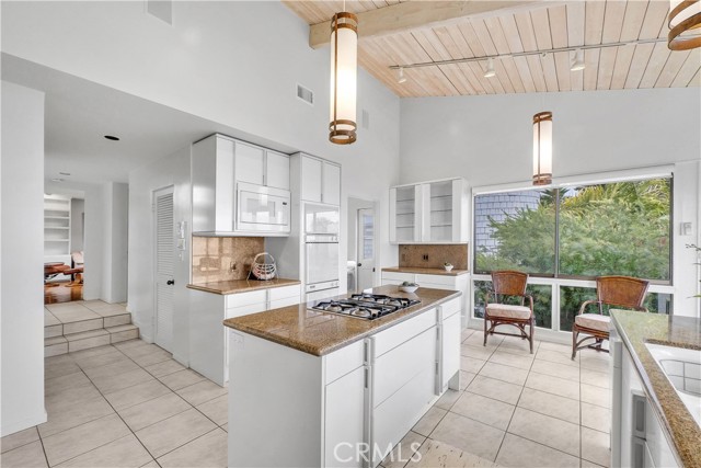 537 Dunnegan Place, Laguna Beach CA: https://media.crmls.org/medias/e670a3fa-23b5-4fe7-be90-dd4fc53dd419.jpg