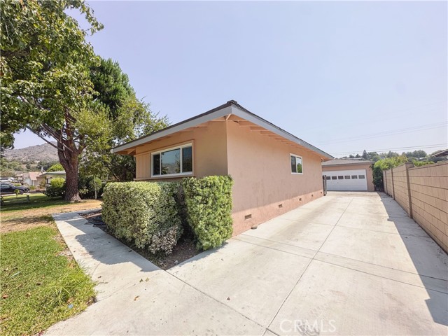 1124 N Soldano Drive, Azusa CA: https://media.crmls.org/medias/e6722472-0c20-47be-ba69-6301538d0021.jpg