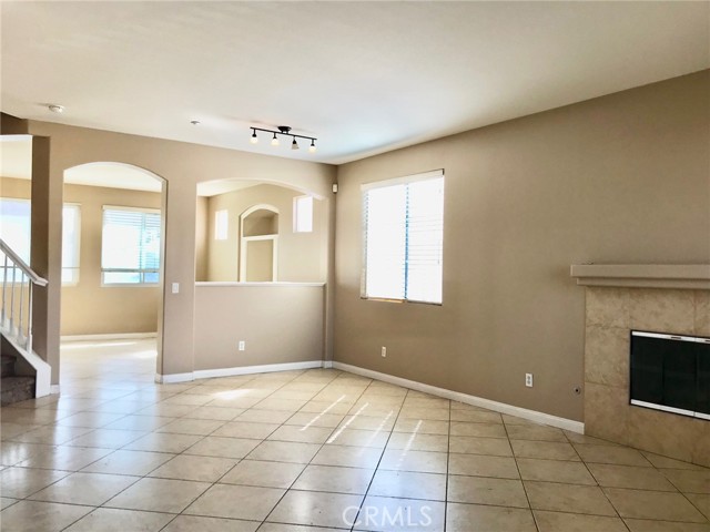 Detail Gallery Image 2 of 26 For 6927 Tailwind Ln, Fontana,  CA 92336 - 4 Beds | 2/1 Baths