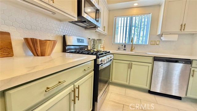 Detail Gallery Image 10 of 37 For 18350 Hatteras, Tarzana,  CA 91356 - 3 Beds | 2 Baths
