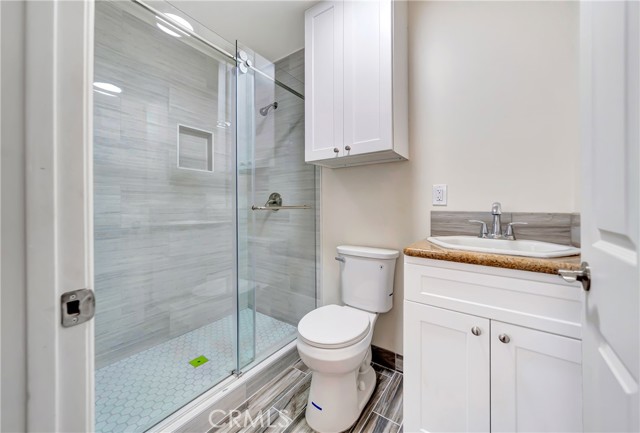 Detail Gallery Image 9 of 15 For 14233 1/2 Sylvan St, Van Nuys,  CA 91401 - 2 Beds | 2 Baths