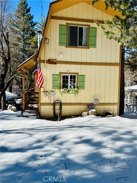 Detail Gallery Image 2 of 22 For 2428 Ridge Rd, Arrowbear,  CA 92308 - 2 Beds | 1/1 Baths