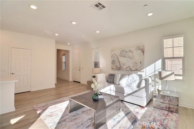 Detail Gallery Image 6 of 33 For 2076 E Sentinel Privado, Ontario,  CA 91764 - 4 Beds | 3 Baths