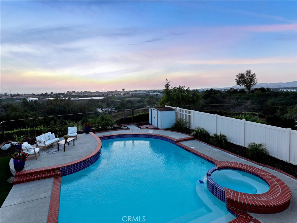 https://media.crmls.org/medias/e6796f99-d042-462b-a51c-cf37ba455e9e.jpg?preset=X-Large