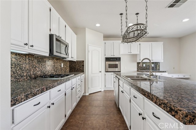 32684 Salvia Circle, Winchester CA: https://media.crmls.org/medias/e67d4074-05e9-4eb9-9c10-82d132ebef31.jpg