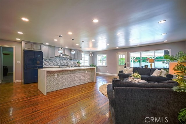 1375 N Euclid Avenue, Upland CA: https://media.crmls.org/medias/e67db8c4-9919-423a-9115-191b2f805063.jpg