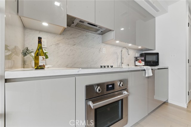 1050 S Grand Avenue, Los Angeles CA: https://media.crmls.org/medias/e67f68e4-b2e8-45e9-b970-8a8bcf1d3315.jpg