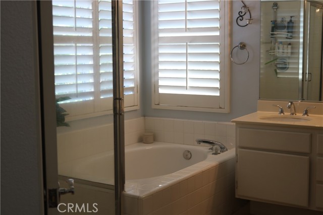 15 Tavella, Lake Forest CA: https://media.crmls.org/medias/e680ffe9-227c-4947-9646-d703fe135669.jpg