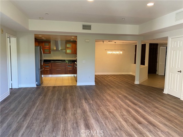 107 N Swall Drive, Los Angeles CA: https://media.crmls.org/medias/e685513a-733a-4018-a63d-393c57e7f8b6.jpg