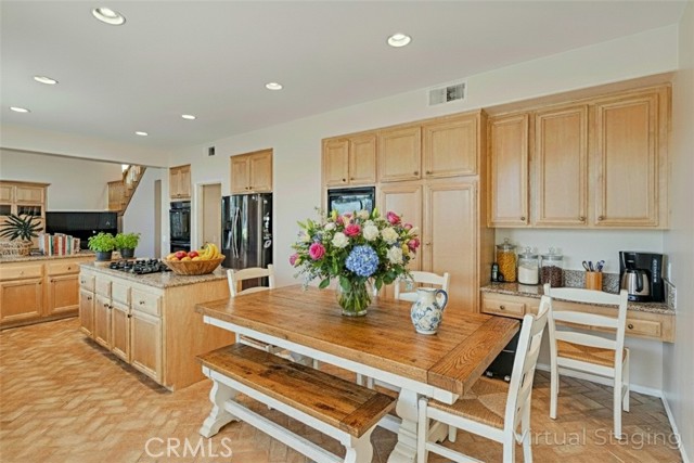 Detail Gallery Image 15 of 46 For 14218 Yellowstone Ln, Canyon Country,  CA 91387 - 6 Beds | 4 Baths