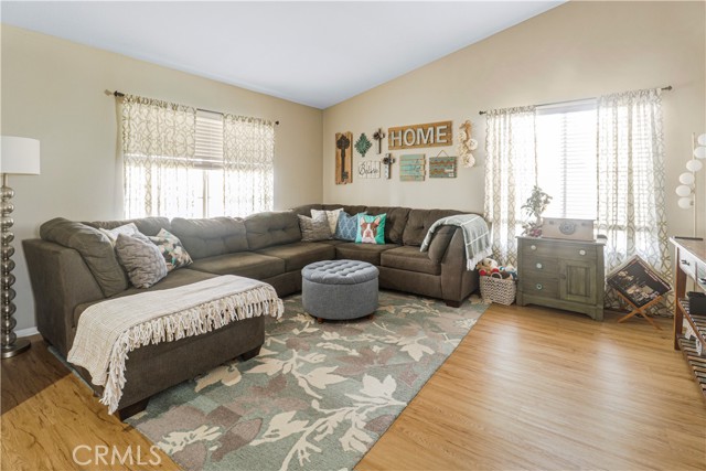 Detail Gallery Image 2 of 23 For 332 Del Flora, Oceanside,  CA 92058 - 3 Beds | 2 Baths