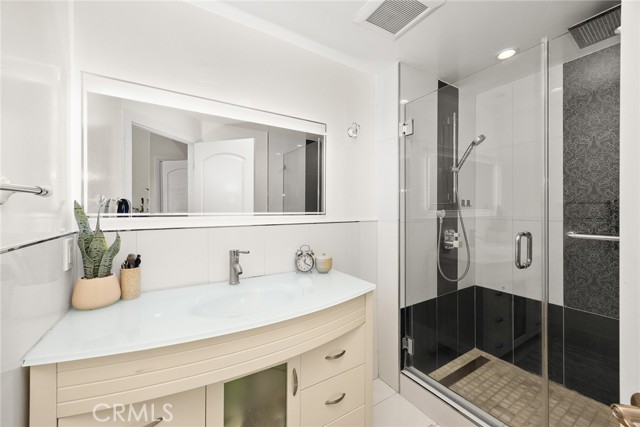 2745 Montrose Avenue, Montrose CA: https://media.crmls.org/medias/e687b73d-f14e-42e2-87ed-98f0f2c71318.jpg