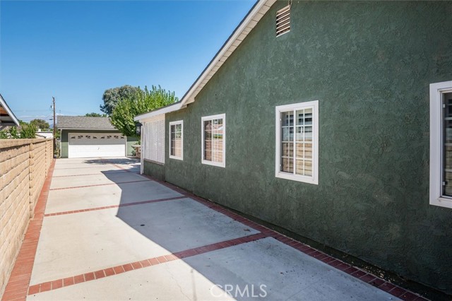 25112 De Wolfe Road, Newhall CA: https://media.crmls.org/medias/e68c13d6-2d8f-49e3-8cf5-c82a4fbf3e29.jpg
