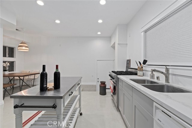 1108 1st Place, Hermosa Beach, California 90254, 3 Bedrooms Bedrooms, ,2 BathroomsBathrooms,Residential,Sold,1st,SB22157669
