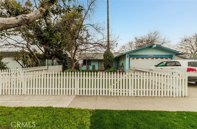 Detail Gallery Image 3 of 28 For 3683 N Ezie Ave, Fresno,  CA 93727 - 3 Beds | 1 Baths