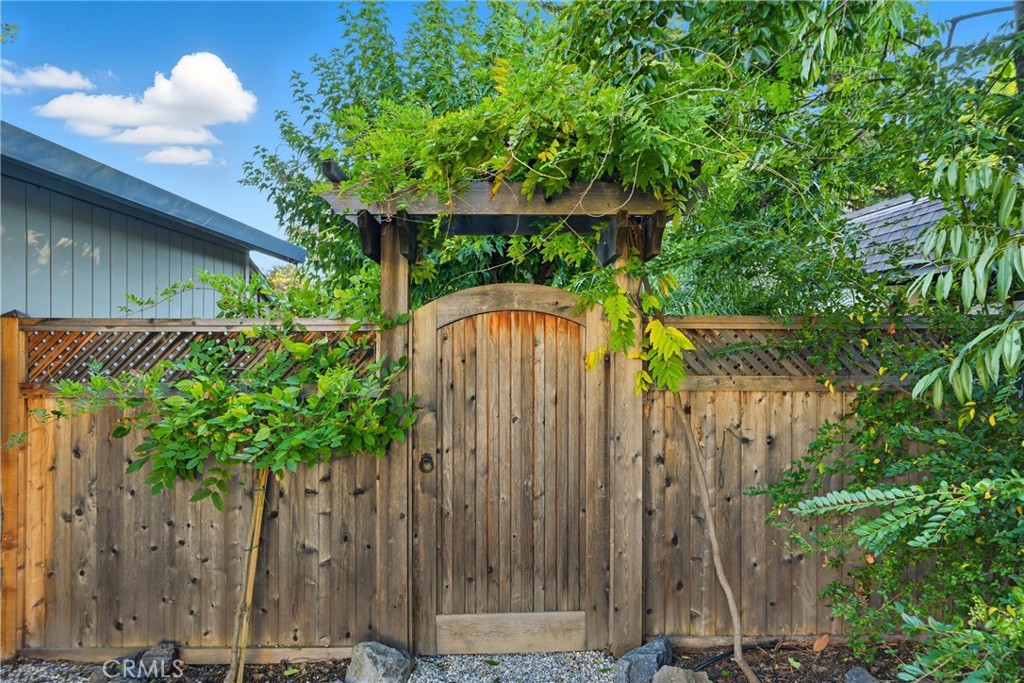https://media.crmls.org/medias/e68deb8c-3200-4248-9075-cb7ffe759d8f.jpg?preset=X-Large