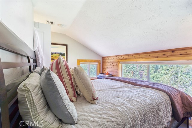 39676 Oak Glen Road, Fawnskin CA: https://media.crmls.org/medias/e68ec2de-424f-4ec6-9de7-0371ed79c687.jpg