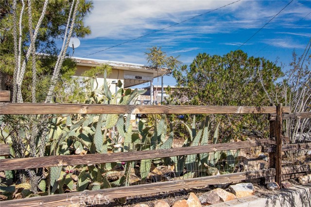 Detail Gallery Image 2 of 13 For 6130 E Parkway, Joshua Tree,  CA 92252 - 2 Beds | 1 Baths