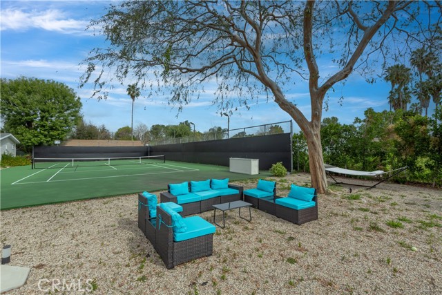 Detail Gallery Image 38 of 53 For 22637 Erwin St, Woodland Hills,  CA 91367 - 6 Beds | 5/1 Baths