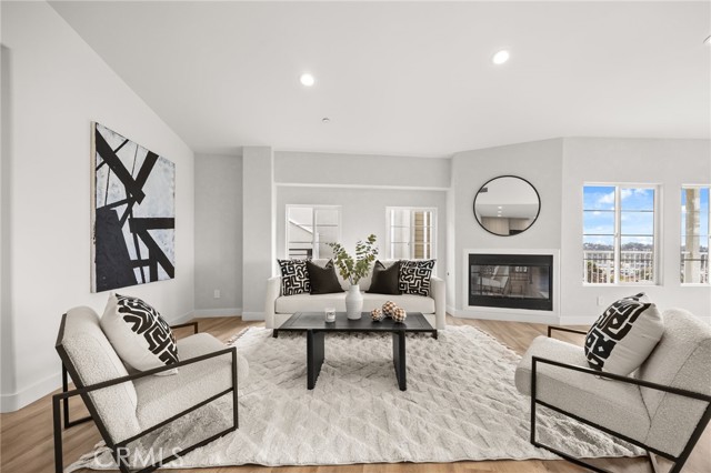 Detail Gallery Image 4 of 32 For 2391 Yorkshire Dr, Los Angeles,  CA 90065 - 3 Beds | 2/1 Baths