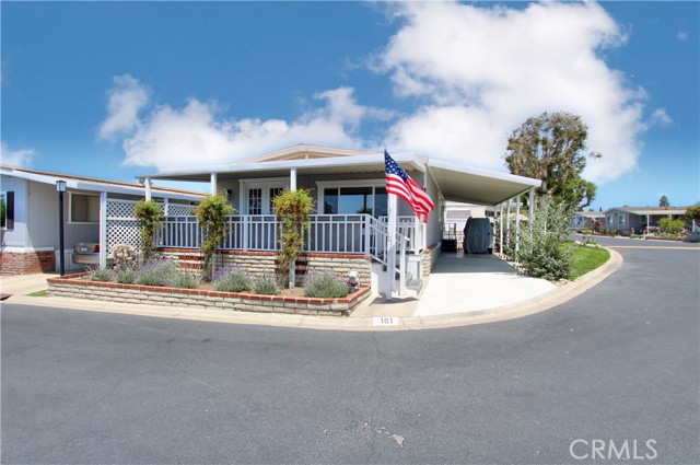 Detail Gallery Image 1 of 18 For 692 N Adele St #101,  Orange,  CA 92867 - 3 Beds | 2 Baths