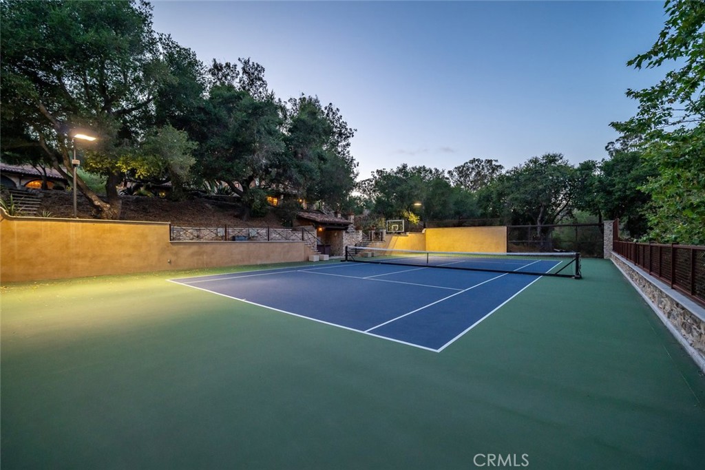 https://media.crmls.org/medias/e69564e3-7112-4035-a645-d15b8ac5d547.jpg?preset=X-Large