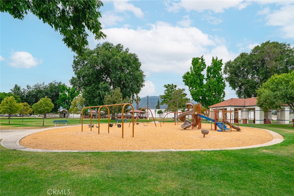https://media.crmls.org/medias/e6959783-5aeb-4cce-902c-582a99b61f31.jpg?preset=X-Large