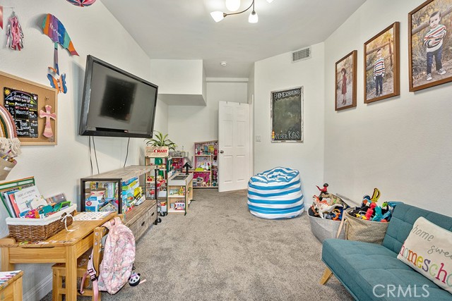 Detail Gallery Image 16 of 41 For 30414 Sequoia Ct, Castaic,  CA 91384 - 5 Beds | 2/1 Baths